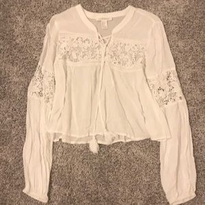 Very beautiful crop top. Crochet details.